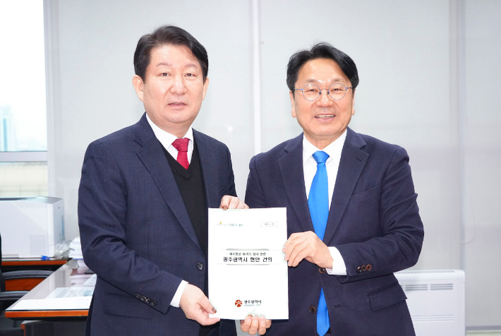 강기정 광주광역시장이 13일 오전 서울 국회에서 권영진 국회 제주항공여객기참사특위 위원장을 만나 제주항공 여객기참사 피해지원 특별법 제정 관련 건의서를 전달하고 있다. 광주광역시 제공 