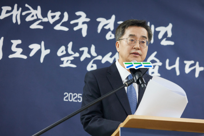 13일 김동연 경기도지사가 골목경제 활성화를 위해 경기 수원시의 한 설렁탕집에서 신년 기자회견을 개최했다. 경기도 제공