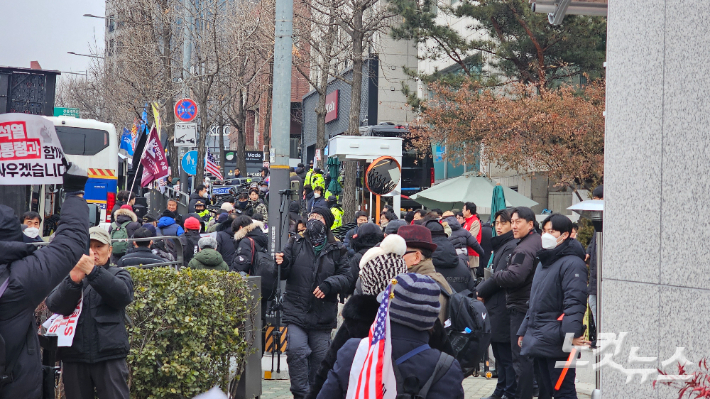 13일 대통령 관저 정문 바리게이트 앞으로 탄핵 찬성·반대 참가자들이 지나가고 있다. 나채영 기자