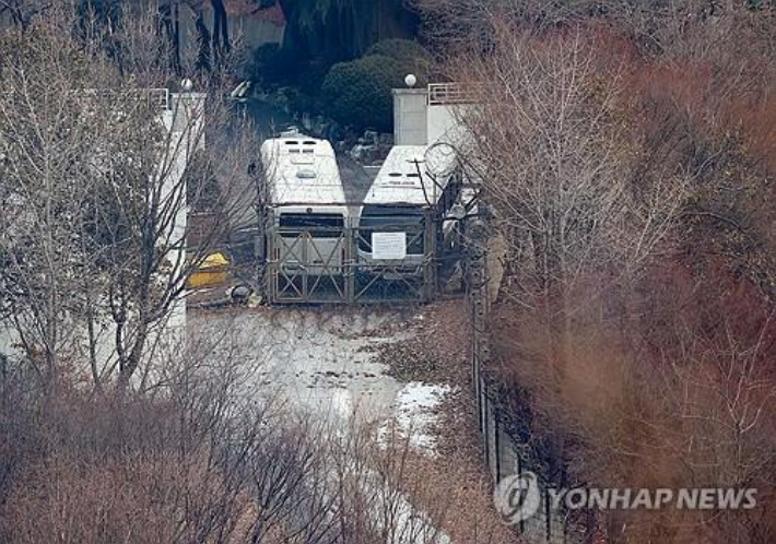 버스·쇠사슬·철조망으로 막은 한남동 관저 쪽문      (서울=연합뉴스) 김인철 기자 = 고위공직자범죄수사처(공수처)가 윤석열 대통령에 대한 체포영장을 재발부받은 지 일주일을 맞은 13일 서울 용산구 한남동 대통령 관저의 한 쪽문이 버스, 쇠사슬, 철조망으로 막혀 있다.  2025.1.13     yatoya@yna.co.kr (끝) 연합뉴스