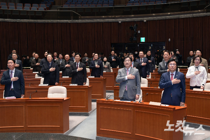 국민의힘 권성동 원내대표와 의원들이 13일 서울 여의도 국회에서 열린 당 의원총회에서 국민의례를 하고 있다. 윤창원 기자