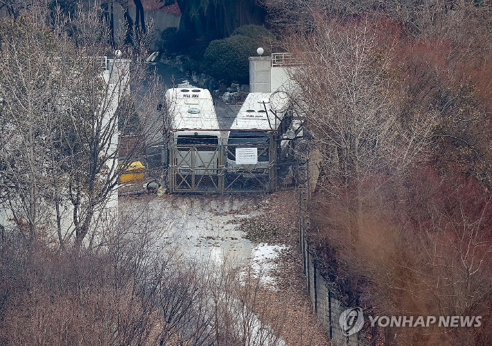 (서울=연합뉴스) 김인철 기자 = 고위공직자범죄수사처(공수처)가 윤석열 대통령에 대한 체포영장을 재발부받은 지 일주일을 맞은 13일 서울 용산구 한남동 대통령 관저의 한 쪽문이 버스, 쇠사슬, 철조망으로 막혀 있다.  2025.1.13 yatoya@yna.co.kr 연합뉴스