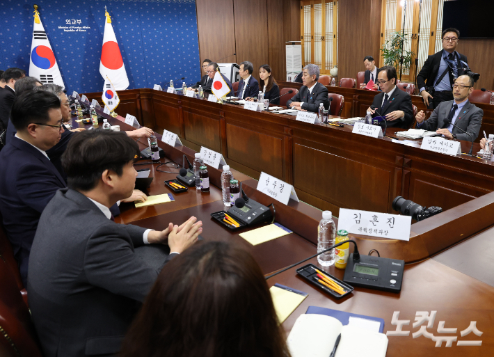 조태열 외교부 장관과 이와야 다케시 일본 외무대신이 13일 오후 서울 종로구 외교부에서 한일 외교장관회담을 하고 있다. 류영주 기자