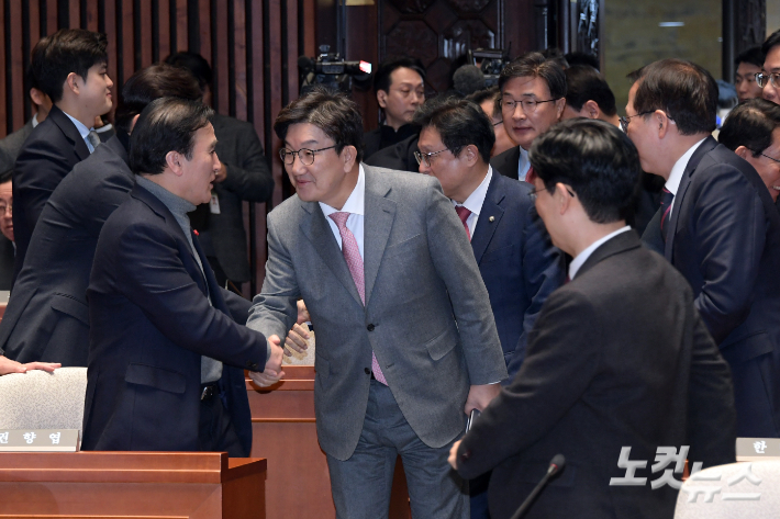 국민의힘 권성동 원내대표가 13일 서울 여의도 국회에서 열린 당 의원총회에 참석하며 의원들과 인사를 하고 있다. 윤창원 기자