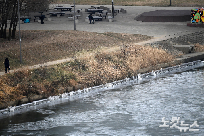 연일 강추위가 계속되는 가운데 13일 서울 광진교 인근 한강에 얼음이 얼어 있다. 박종민 기자
