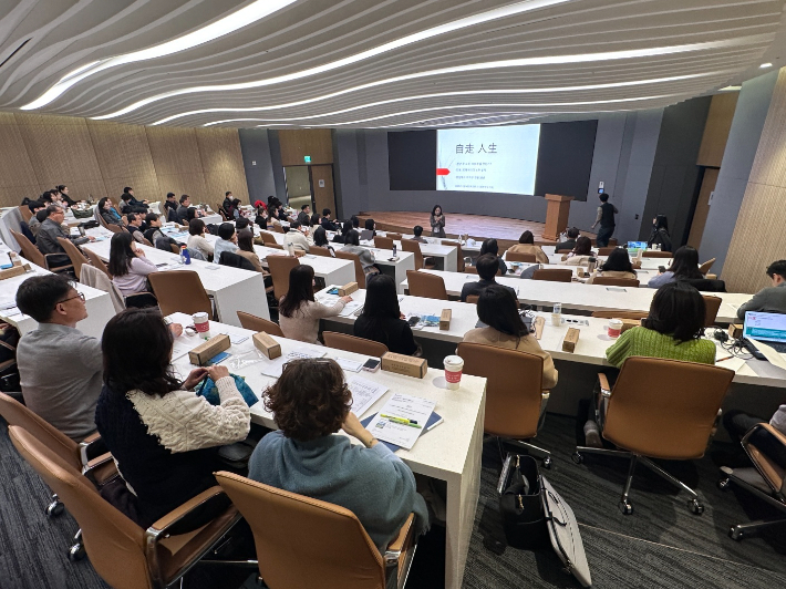 경기도 수원교육지원청이 14~15일 '나의 두 번째 로드맵, 또 다른 본캐를 찾아서'를 주제로 직무연수를 실시한다. 수원교육지원청 제공