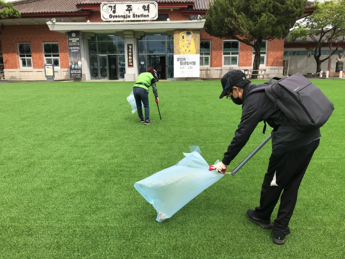 공공일자리사업 참여자들이 근무하고 있는 모습. 경주시 제공