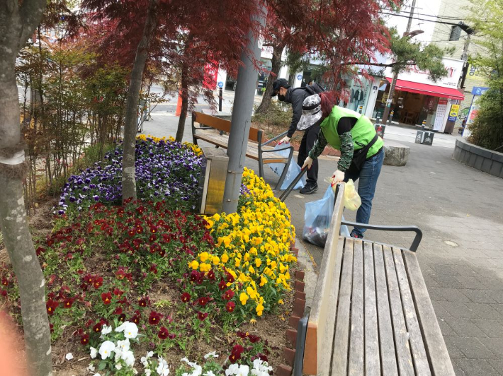 공공일자리사업 참여자들이 근무하고 있는 모습. 경주시 제공