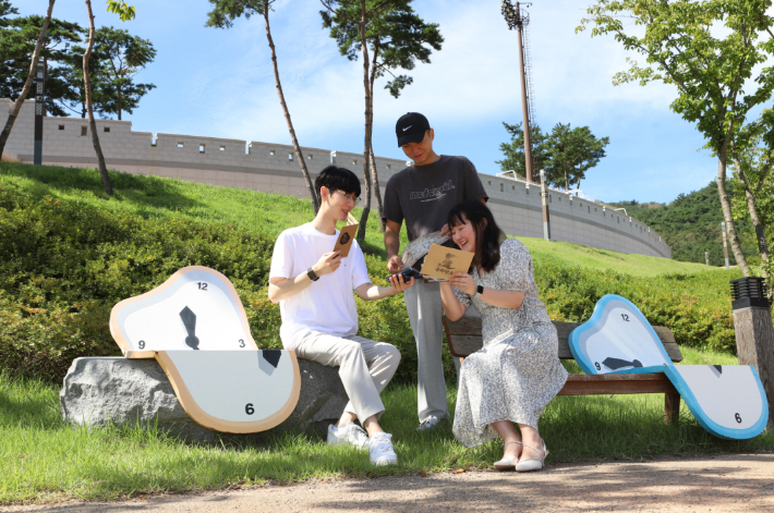 시민들이 경주시 화랑마을이 운영 중인 모바일 스마트 투어 콘텐츠 야외방탈출 '용화향도의'를 즐기고 있다. 경주시 제공