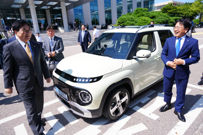 강기정 광주광역시장이 지난해 9월3일 서울 국회의원회관 앞에 마련된 캐스퍼EV 전시장에서 국회 1호 캐스퍼 전기차(EV) 구매에 나선 우원식 국회의장과 차량 시승을 마친 뒤 활짝 웃고 있다. 광주광역시 제공 
