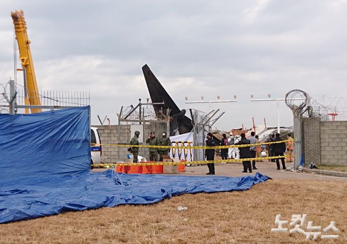 군경 등이 '제주항공 참사'가 발생한 무안국제공항에서 현장 수색을 벌이고 있다. 유대용 기자 