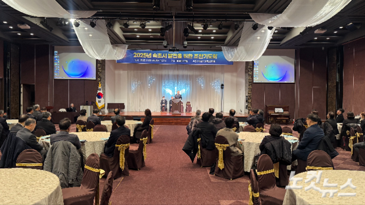 속초시기독교연합회가 14일 마레몬스호텔에서 2025 속초시 발전을 위한 조찬기도회를 개최했다. 최진성 아나운서