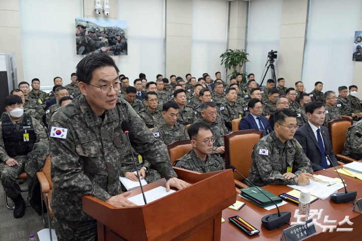 이진우 전 수방사령관이 14일 서울 여의도 국회에서 열린 윤석열정부의 비상계엄 선포를 통한 내란혐의 진상규명 국정조사특별위원회 전체회의에서 의원 질의에 답변을 하고 있다.