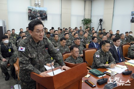 이진우 전 수방사령관이 14일 서울 여의도 국회에서 열린 윤석열정부의 비상계엄 선포를 통한 내란혐의 진상규명 국정조사특별위원회 전체회의에서 의원 질의에 답변을 하고 있다.