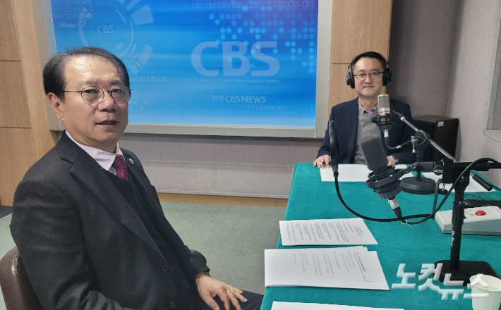 왼쪽부터 송인헌 괴산군수, 김종현 앵커. 충북CBS