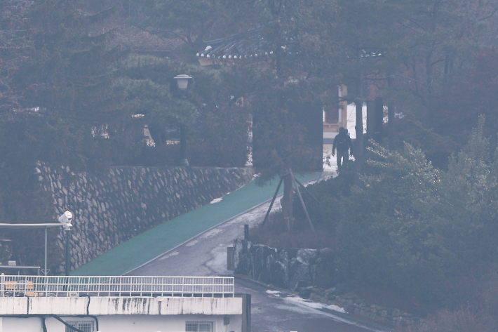 윤석열 대통령에 대한 체포영장 2차 집행이 임박했다는 전망이 나오는 가운데 14일 오전 서울 용산구 한남동 대통령 관저에서 경호처 소속으로 추정되는 직원이 경내를 순찰하고 있다. 연합뉴스