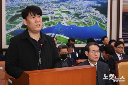 의원 질의에 답변하는 박한신 제주항공 여객기 참사 유가족협의회 대표