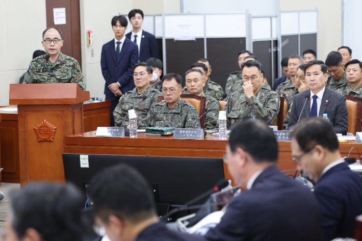 곽종근 특전사령관이 14일 서울 여의도 국회에서 열린 '윤석열 정부의 비상계엄 선포를 통한 내란 혐의 진상규명 국정조사 특별위원회의'에서 의원 질의에 답하고 있다. 연합뉴스