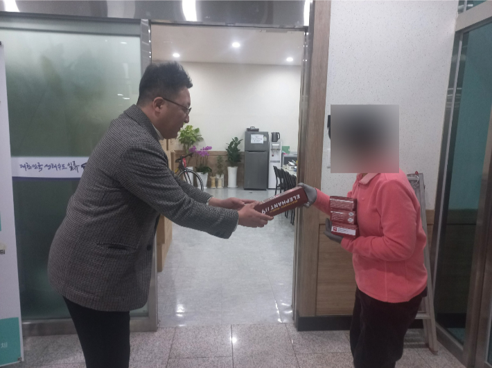 왕조1동에서 주민에게 화재예방 물품을 전달하고 있다. 순천시 제공