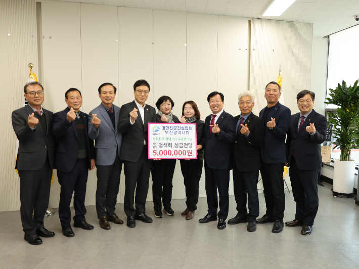 대한전문건설협회 부산광역시회는 정성국 국회의원과의 간담회를 통해 지역 건설산업의 어려움과 전문건설업계의 현안을 논의하고, 부산진구 (사)청색회(회장 박근태)에 저소득층 쌀 나눔 지원금 500만 원을 전달했다. 대한전문건설협회 부산시회 제공