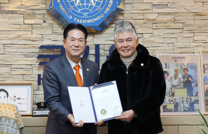 배우 이동준(오른쪽)과 이동섭 국기원장. 국기원 제공