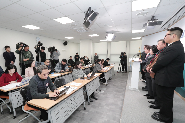 육동한 춘천시장이 14일 춘천시청 브리핑실에서 기자회견을 열고 제2차 민생 경제 안정 대책을 발표했다. 춘천시 제공