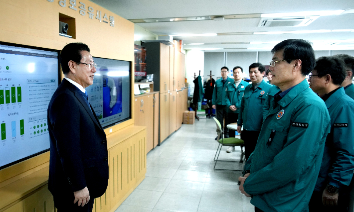 김영록 전라남도 도지사가 14일 오후 전남도청 각 실국을 방문해 '12·29 제주항공 여객기 참사' 수습·대응을 위해 고생한 직원들의 노고를 격려하고 새해 희망 메시지를 전달하고 있다. 전남도 제공