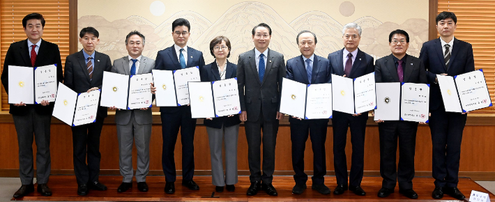유정복 인천시장이 14일 시청 접견실에서 기후환경대사, 특보, 수석, 총괄계획가에게 임용장을 수여한 뒤 기념촬영을 하고 있다. 왼쪽부터 박세훈 사회수석, 지석규 정무수석, 양도식 총괄계획가, 강성옥 홍보수석, 박옥진 문화수석, 유정복 인천시장, 홍일표 기후환경대사, 김규하 안보특보, 변주영 경제특보, 봉성범 정책수석. 인천시 제공