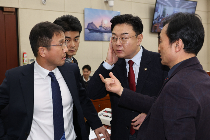 14일 오후 서울 여의도 국회에서 열린 '윤석열 정부의 비상계엄 선포를 통한 내란 혐의 진상규명 국정조사 특별위원회의'에서 안규백 위원장과 여야 간사인 국민의힘 김성원 의원, 더불어민주당 한병도 의원이 대화를 나누고 있다. 연합뉴스