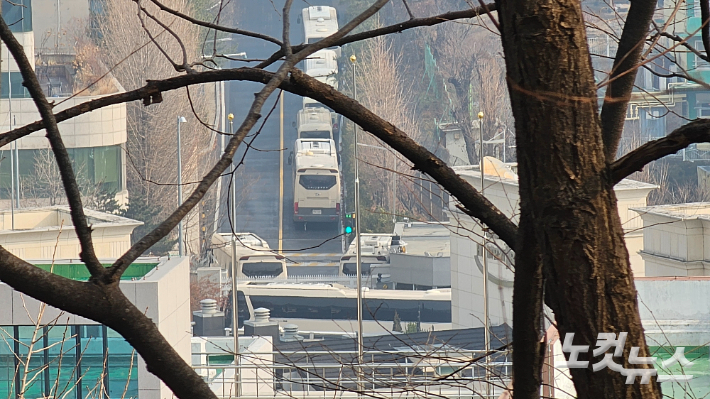 14일 서울 용산구 한남동 대통령 관저 내부 진입로에 대형 버스 여러 대가 일렬로 서있다. 나채영 기자 