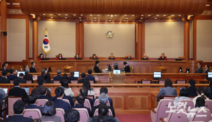 윤석열 대통령 탄핵 심판의 첫 변론기일인 14일 오후 서울 종로구 헌법재판소에 재판관들이 심판정에 앉아 있다. 류영주 기자