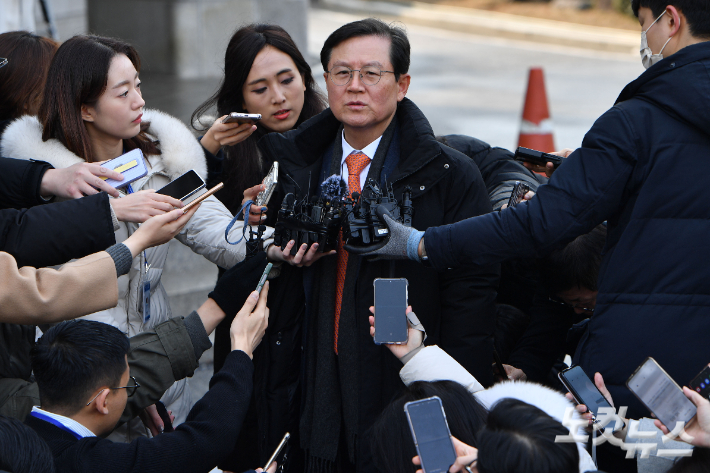 윤석열 대통령의 탄핵심판 첫 변론기일인 14일 오후 서울 종로구 헌법재판소에서 윤석열 대통령 측 변호인단인 윤갑근 변호사가 변론을 마치고 취재진의 질문에 답변하고 있다. 류영주 기자