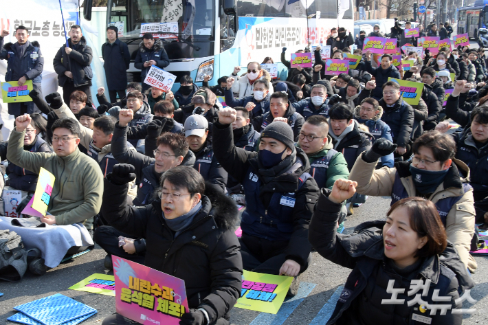 윤석열 대통령에 대한 체포영장 2차 집행을 앞둔 12일 서울 용산구 한남동 대통령 관저 앞에서 한국노총 노조원들이 윤 대통령 체포와 구속을 촉구하는 집회를 하고 있다. 윤창원 기자