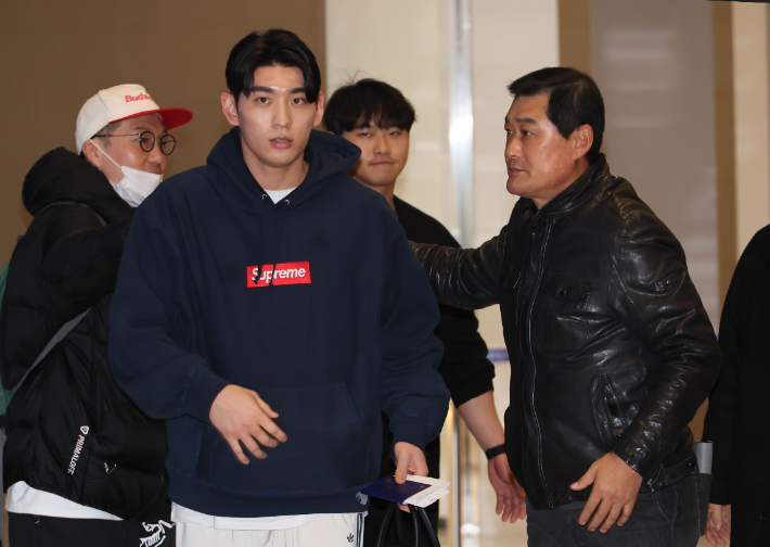 아버지와 인사 나누는 이정후. 연합뉴스
