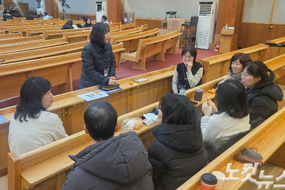 캠프 참가자들이 조별 모임을 갖고 있다. 