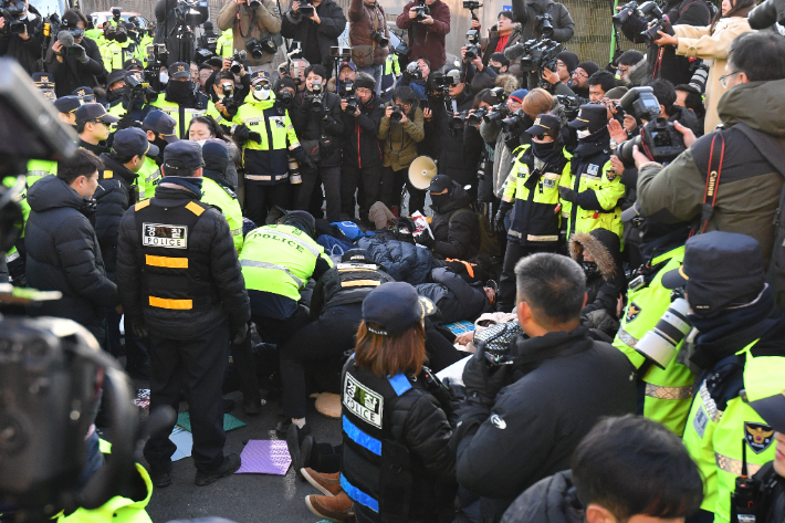 윤석열 대통령에 대한 체포영장 발부 사흘째인 2일 오후 서울 용산구 한남동 대통령 관저 정문 앞 도로에서 농성을 벌이던 윤 대통령 지지자들을 경찰들이 강제해산시키고 있다. 류영주 기자