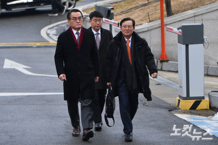 윤석열 대통령의 탄핵심판 첫 변론기일인 14일 오후 서울 종로구 헌법재판소에 윤석열 대통령 측 변호인단인 배보윤, 윤갑근 변호사가 출석하고 있다. 류영주 기자