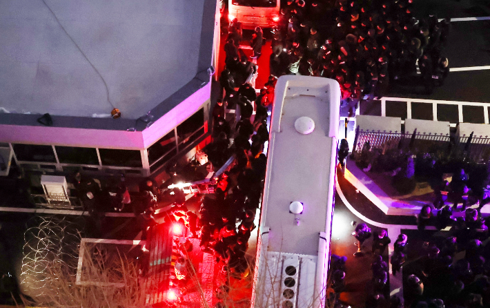 고위공직자범죄수사처(공수처)와 경찰이 윤석열 대통령에 대한 2차 체포영장 집행에 나선 15일 서울 용산구 한남동 대통령 관저 입구에서 경찰이 관저 진입을 시도하고 있다. 연합뉴스