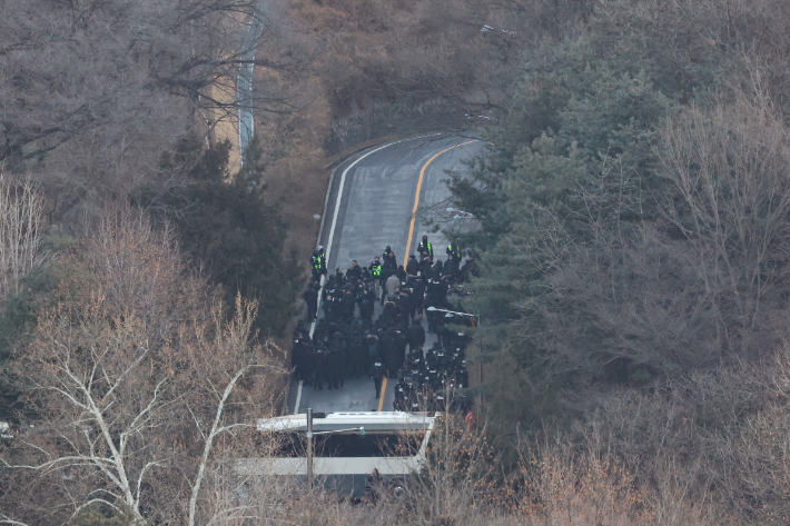 고위공직자범죄수사처(공수처)와 경찰이 윤석열 대통령에 대한 2차 체포영장 집행에 나선 15일 용산구 한남동 대통령 관저에서 경찰 병력이 2차 저지선을 넘어 진입하고 있다. 연합뉴스