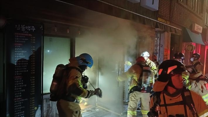 부산의 한 건물 1층 주점에서 불이 났다. 영업이 끝난 뒤라 다행히 인명피해는 없었다. 부산소방재난본부 제공