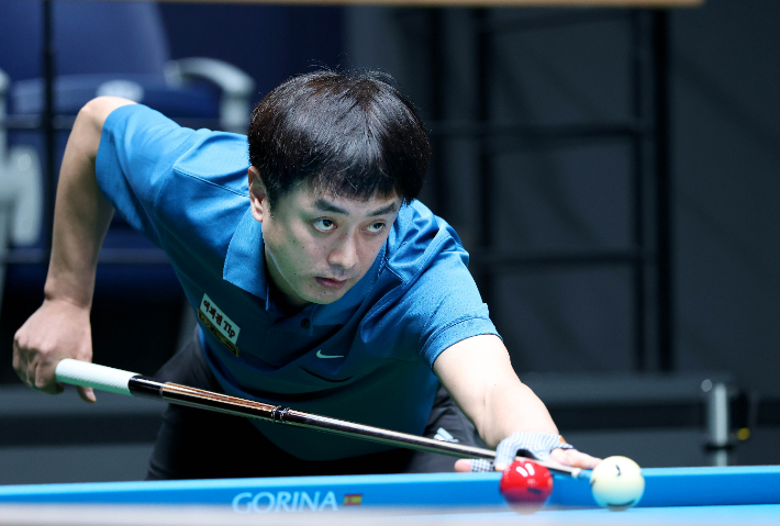오정수가  14일 경기도 고양 킨텍스 PBA 스타디움에서 열린 '2024-2025 드림 투어 7차전' 결승에서 신중하게 샷을 구사하고 있다. PBA