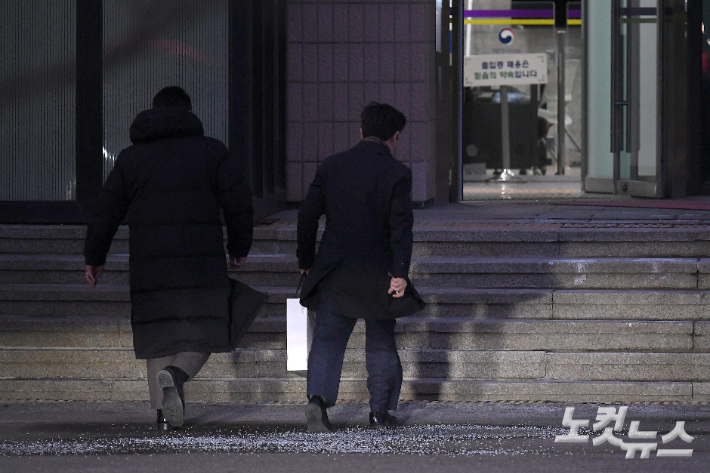 고위공직자수사처(공수처)와 경찰이 윤석열 대통령에 대한 2차 체포영장 집행을 시도한 15일 오동운 공수처장이 경기도 정부과천청사 공수처로 출근하고 있다. 과천=박종민 기자