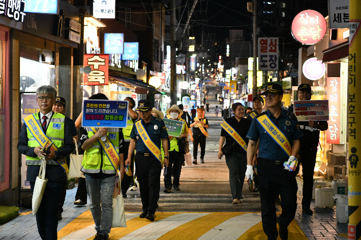 부산 북부경찰서와 자율방범대가 합동 순찰을 하고 있다. 부산 북부경찰서 제공