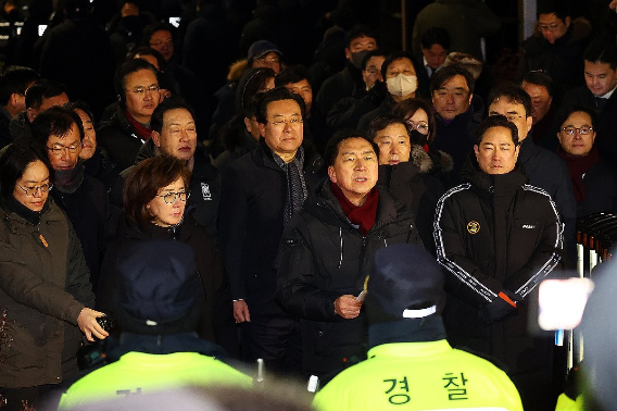 고위공직자범죄수사처(공수처)와 경찰이 윤석열 대통령에 대한 2차 체포영장 집행에 나선 15일 서울 용산구 한남동 대통령 관저 입구에서 국민의힘 김기현 의원이 입장발표를 하고 있다. 연합뉴스