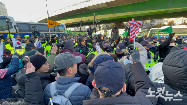 15일 서울 용산구 한남동 국제루터교회에서 대통령 관저까지의 통로가 경찰 차벽에 막히자 윤 대통령의 지지자들이 경찰을 향해 돌격하고 있다. 박인 기자