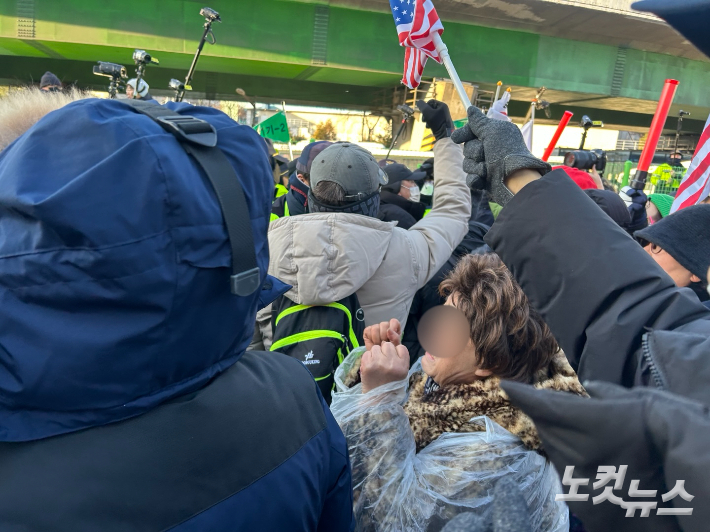 15일 서울 용산구 한남동 대통령 관저 앞에서 윤석열 대통령의 체포 영장 집행이 임박했다는 소식이 들리자 한 지지자가 눈물을 흘리며 구호를 외치고 있다. 박인 기자 