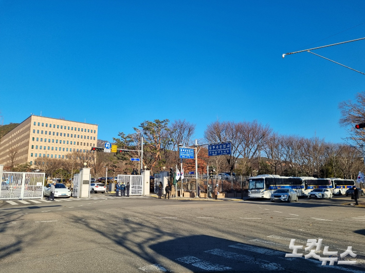 윤석열 대통령에 대한 체포영장이 집행중인 15일 고위공직자범죄수사처 앞에 경력이 배치돼있다. 정성욱 기자