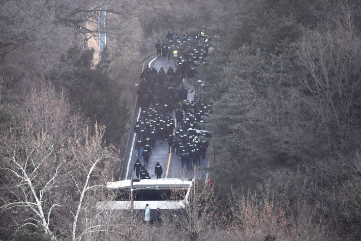 윤석열 대통령에 대한 2차 체포영장 집행이 시작된 15일 서울 용산구 한남동 관저에 공수처와 경찰이 진입하고 있다. 류영주 기자