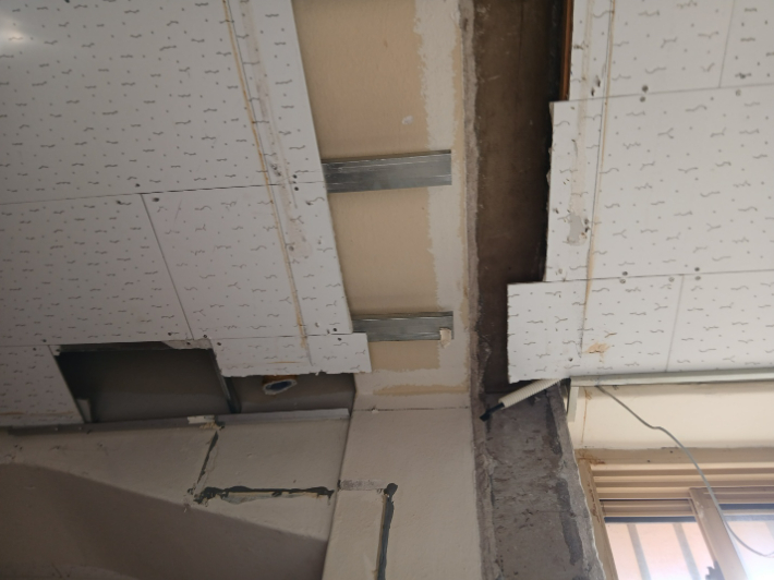 부산 서구 중앙여자중학교에서 노후 건물의 석면 해체 작업이 중단되면서 반년간 방치된 모습. 부산환경운동연합 제공