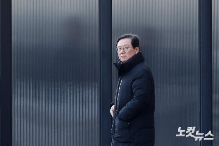 자리 지키는 윤갑근 변호사